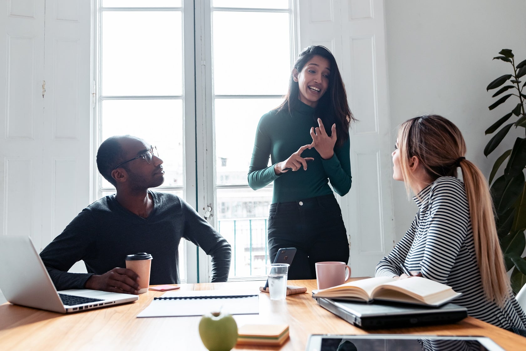 leader providing employees with feedback